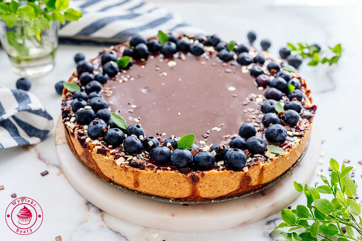 cheesecake tart cake with chocolate and blueberries tarta z serem i borówkami oblana polewą czekoladową i udekorowana borówkami