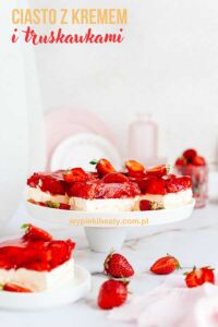 3 Bit Cake on Sponge Cake strawberry cake with jelly on a cake stand