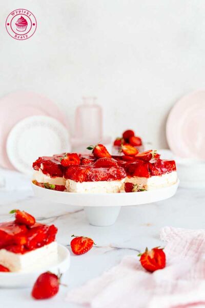 sponge cake with malted milk cream and strawberries in a jello ciasto z truskawkami, galaretką na biszkopcie