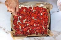wykładanie pokrojonych truskawek na ciasto