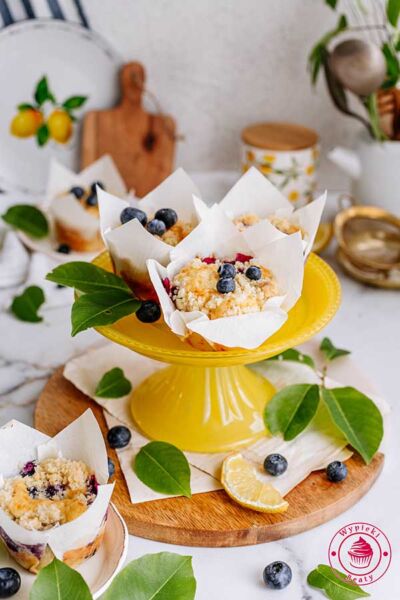 patera z ułożonymi na niej muffinkami z kruszonką na wierzchu