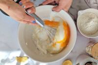 mieszanie mokrych składników na  muffiny