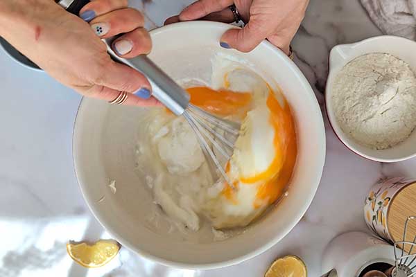 mieszanie mokrych składników na  muffiny