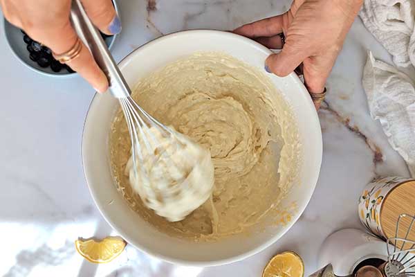 mieszanie ciasta na muffiny cytrynowe