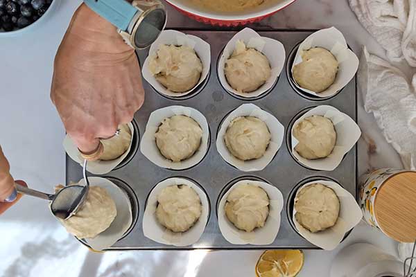 nakładanie ciasta do papilotek na muffiny