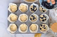 nakładanie owoców na wierzch muffinek cytrynowych