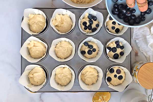 nakładanie owoców na wierzch muffinek cytrynowych