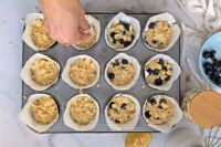 posypywanie muffinek kruszonką