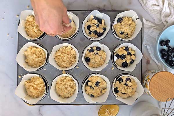 posypywanie muffinek kruszonką