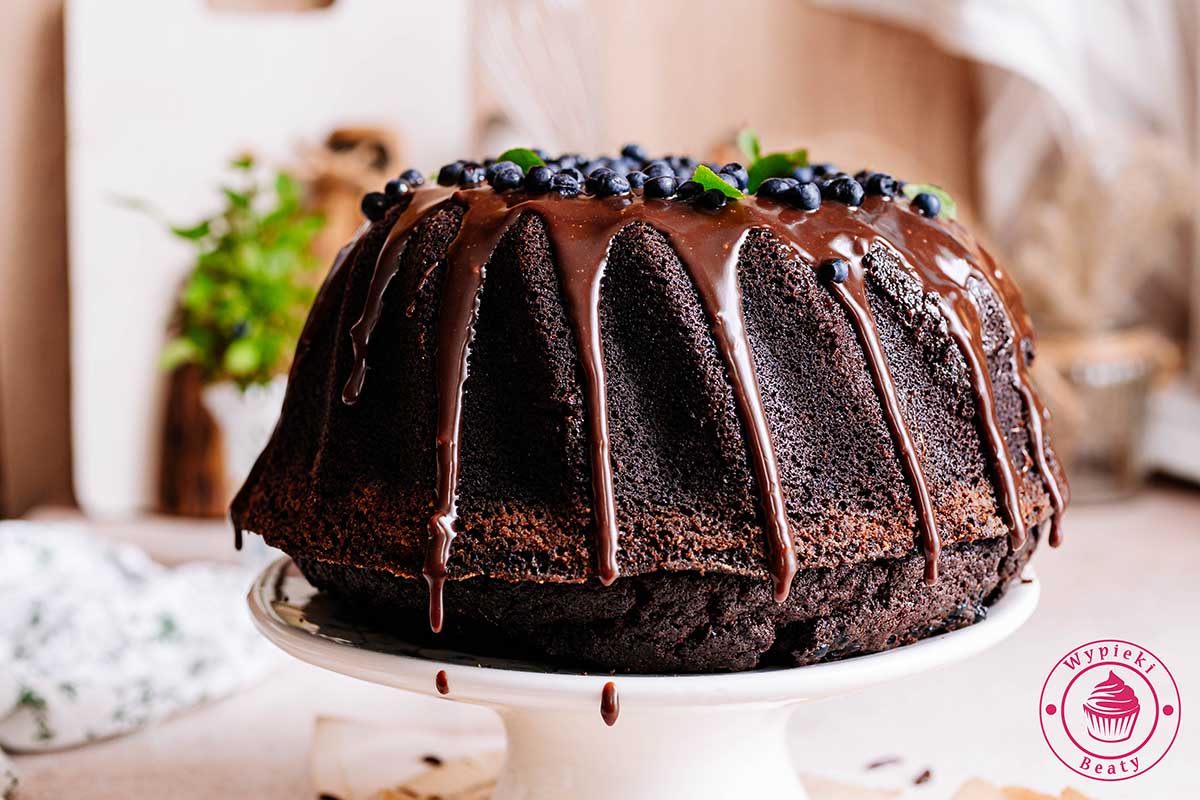 czekoladowa babka z jagodami i czekoladową polewą