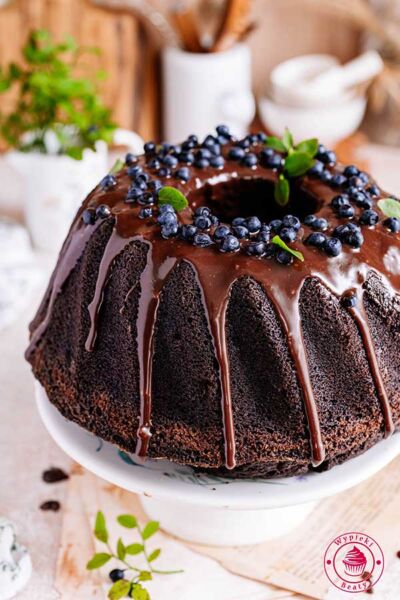 babka z gorzkim kakao i jagodami