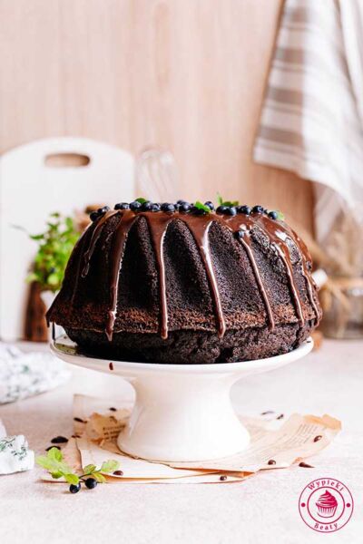 kakaowa babka pieczona z jagodami i oblana polewą czekoladową