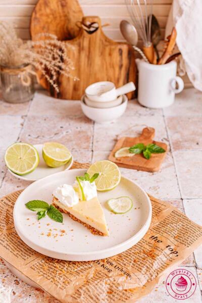 kawałek ukrojonej tarty key lime pie leżący na deserowym talerzyku