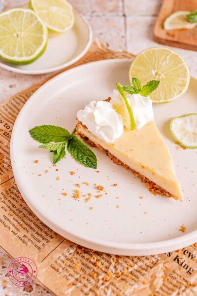 kawałek ukrojonej tarty key lime pie