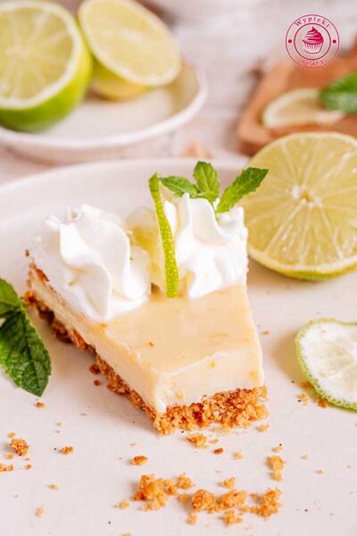 zbliżenie na kawałek nadjedzonej tarty z nadzieniem limonkowym