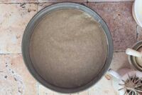 forma do pieczenia przygotowana na pieczenie kruchego spodu z herbatników
