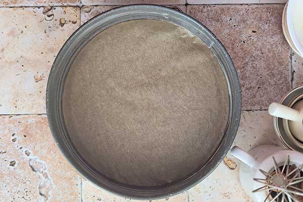 forma do pieczenia przygotowana na pieczenie kruchego spodu z herbatników