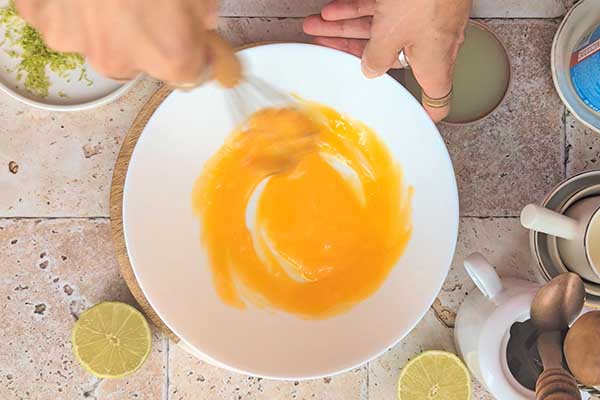 mieszanie żółtek na nadzienie do tarty limonkowej