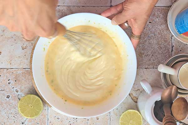 mieszanie składników na nadzienie do key lime pie