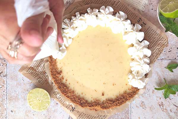 dekorowanie tarty key lime bitą śmietaną