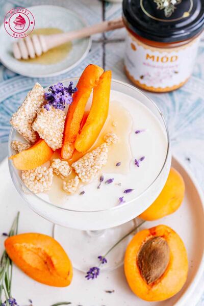 miodowa panna cotta w kieliszku z lawendą i pokruszonymi sezamkami