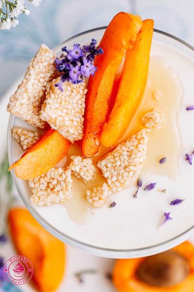 zbliżenie na miodowa panna cottę z sezamkami, miodem i lawendą