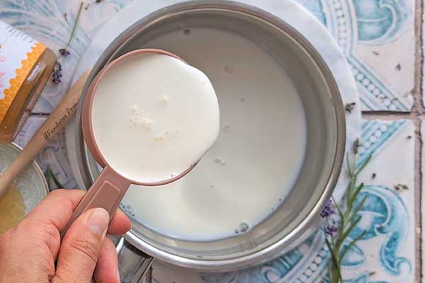 dodawanie śmietanki kremówki do mleka na panna cottę