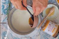 dodawanie miodu do panna cotty