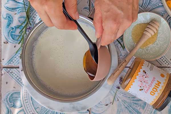 dodawanie miodu do panna cotty