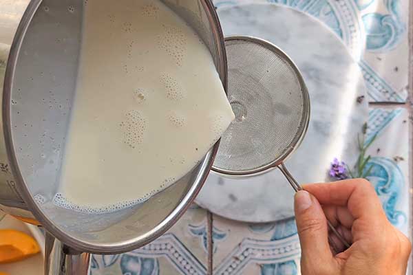przelewanie panna cotty przez sitko