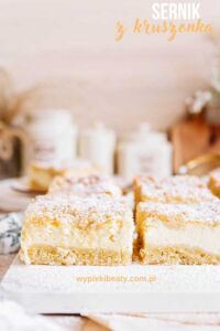 Sernik makowa zebra zbliżenie na pokrojone kawałki sernika z kruszonką