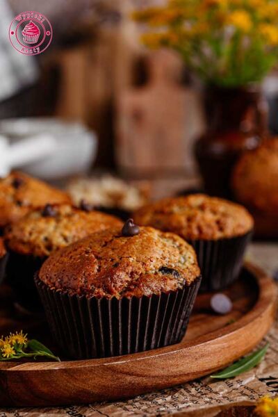 zbliżenie na bananowe muffiny z czekoladą
