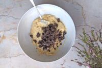 dodawanie posiekanej czekolady do ciasta bananowego na muffinki