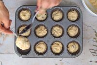 nakładanie muffin bananowy z czekoladą do papilotek