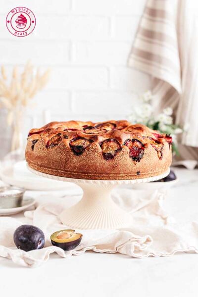 Budyniowe ciasto ze śliwkami simple plum cake on a cake stand