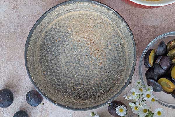 przygotowana foremka do pieczenia ciasta