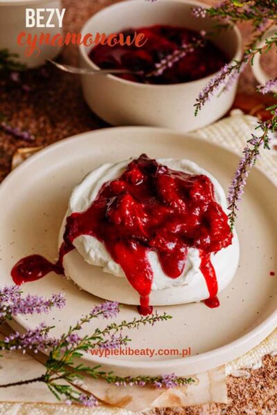 cinnamon meringues with cream and plums