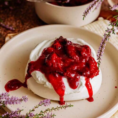 cinnamon meringues with cream and plums