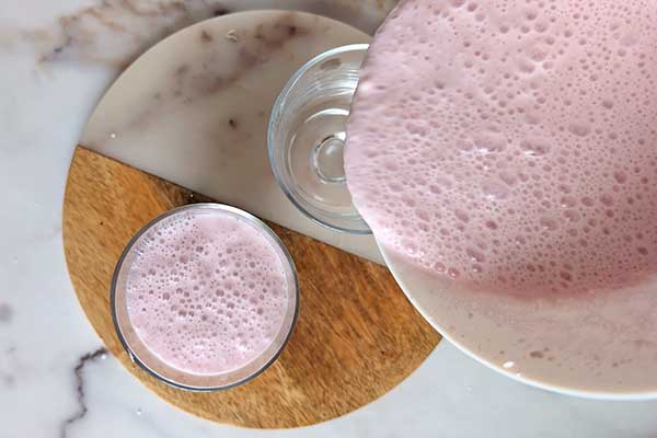 przelewanie serniczków proteinowych do pucharków