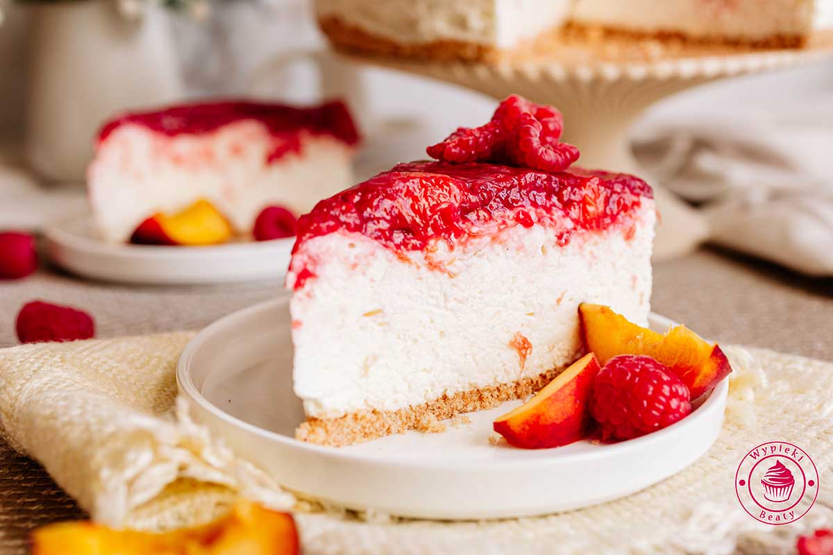a slice of cheesecake with raspberries na peach on top zbliżenie na kawałek sernika z malinami na wierzchu