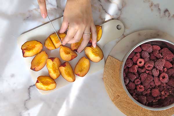 krojenie brzoskwiń do frużeliny malinowej