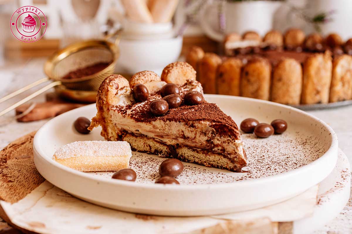 no bake tiramisu cake one slice on a plate przepis na proste ciasto tiramisu bez pieczenia z biszkoptami i kawą