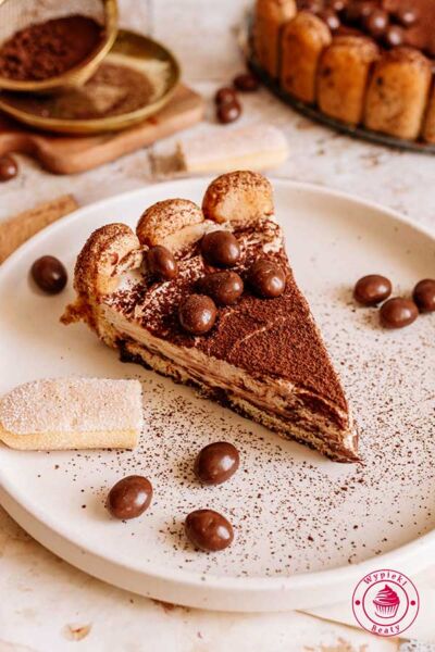 kawałek tarty tiramisu ułożony na talerzyku