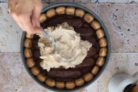 wykładanie kremu mascarpone na tartę