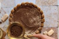 posypywanie tarty tiramisu gorzkim kakao