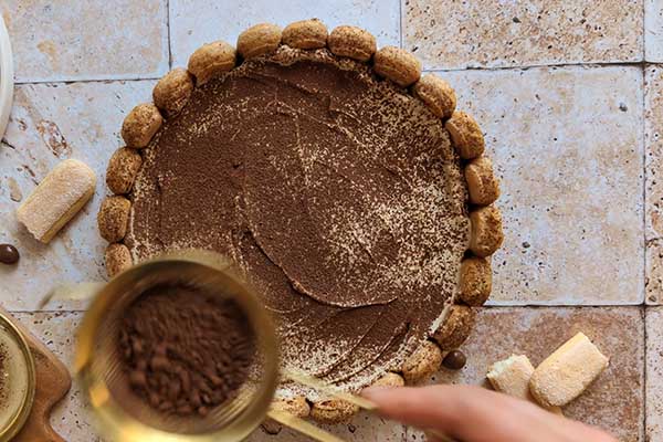 posypywanie tarty tiramisu gorzkim kakao