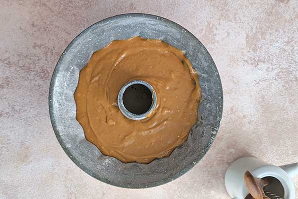 babka dyniowo-kawowa przelana do formy do pieczenia babek