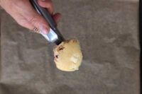 porcjowanie ciasta na ciastka z malinami