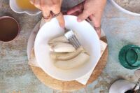 rozgniatanie bananów widelcem na ciasto z bananami i cukinią