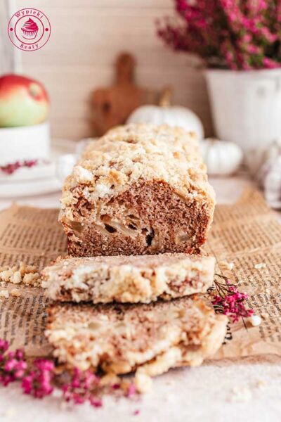 simple cinnamon apple cake with streusel